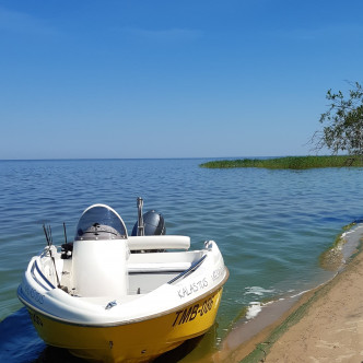 Piirissaare kaldal mootorpaadiga